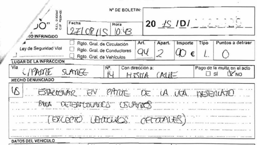 De la trituradora de papel a la mesa del concejal. El boletín de denuncia que formuló la Policía para retirar el coche a Ana Taboada pasó en cinco meses de la trituradora de papel, donde la Policía dijo haberla destruido el 27 de agosto, a la mesa del concejal de Seguridad, donde apareció una copia por sorpresa el 4 de enero. En ella consta bajo firma que el hecho denunciado es &quot;estacionar en parte de la vía reservada para determinados usuarios&quot;. lne