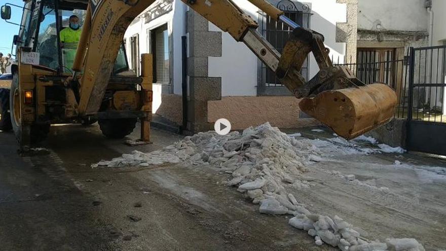 Un tractor retira placas de hielo y nieve de las calles de Bermillo de Sayago.