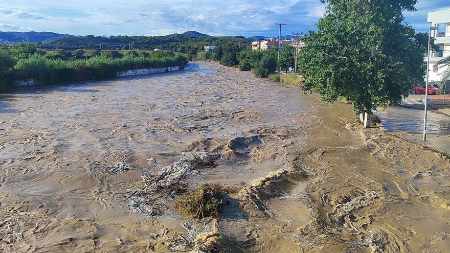 Reactivada la recerca de dues persones que haurien caigut al riu Foix a Cubelles
