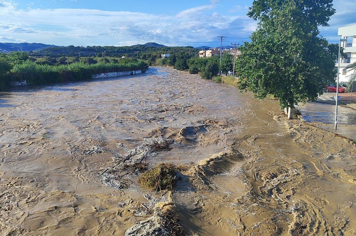 El riu Foix baixa amb força i es desborda a Cubelles El riu Foix baixa amb força i es desborda a Cubelles