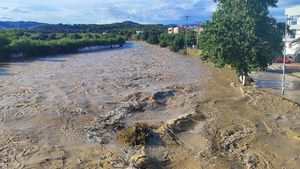 El riu Foix baixa amb força i es desborda a Cubelles