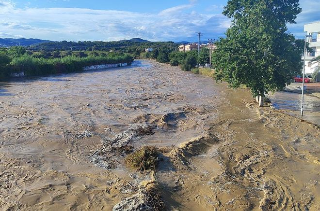 El riu Foix baixa amb força i es desborda a Cubelles