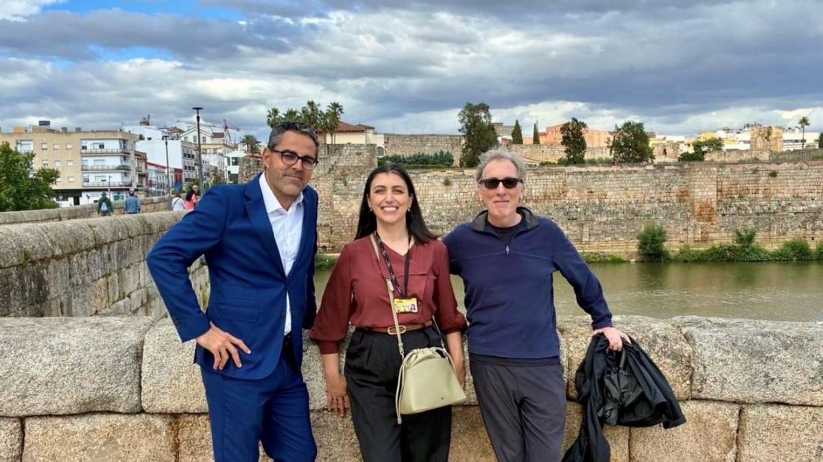 Manuel Roig-Franzia, a la derecha, durante su visita a Mérida junto al Puente Romano y la Alcazaba.