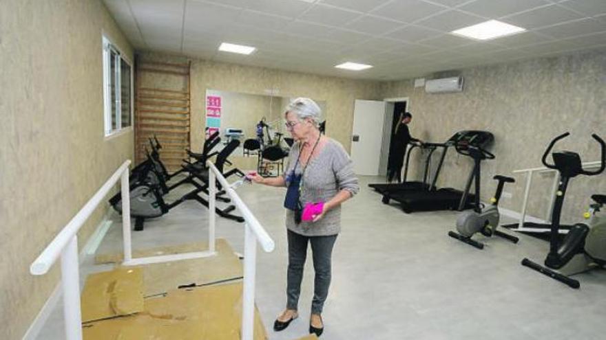 Dos miembros de la asociación repasan varios aparatos del gimnasio después del traslado de Vegueta a la sede.