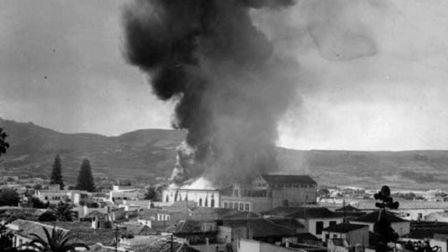 Una imagen del incendio de la iglesia de San Agustín en 1964.