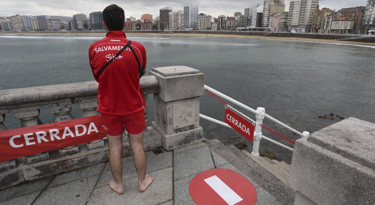 Un socorrista, ayer, desde la escalera 1 de San Lorenzo.