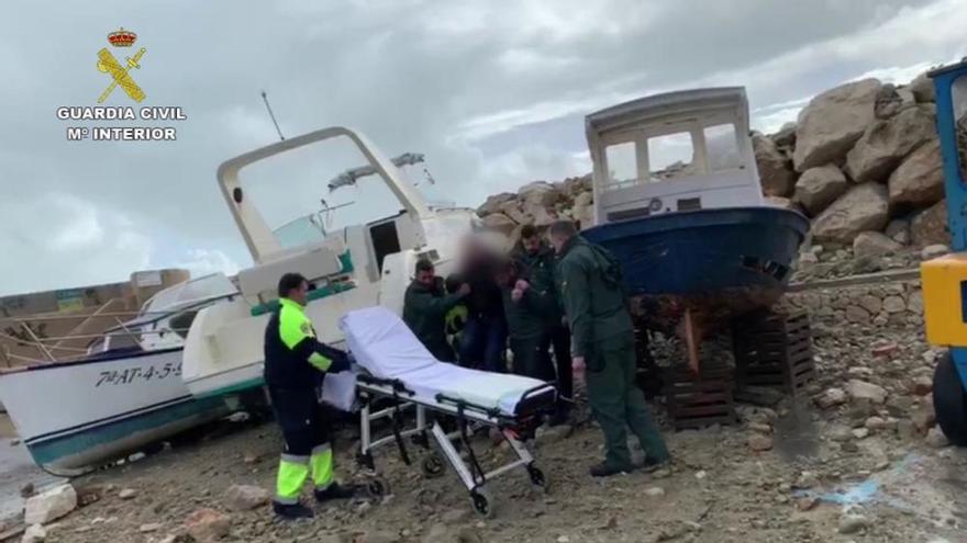 La Guardia Civil rescata a un hombre herido por una ola en Calp cuando hacía una foto