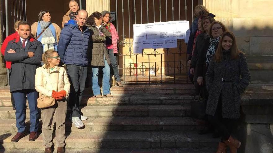 Trabajadores del Juzgado de Cangas de Onís hacen un parón frente a las instalaciones para protestar por la falta de personal, ayer.