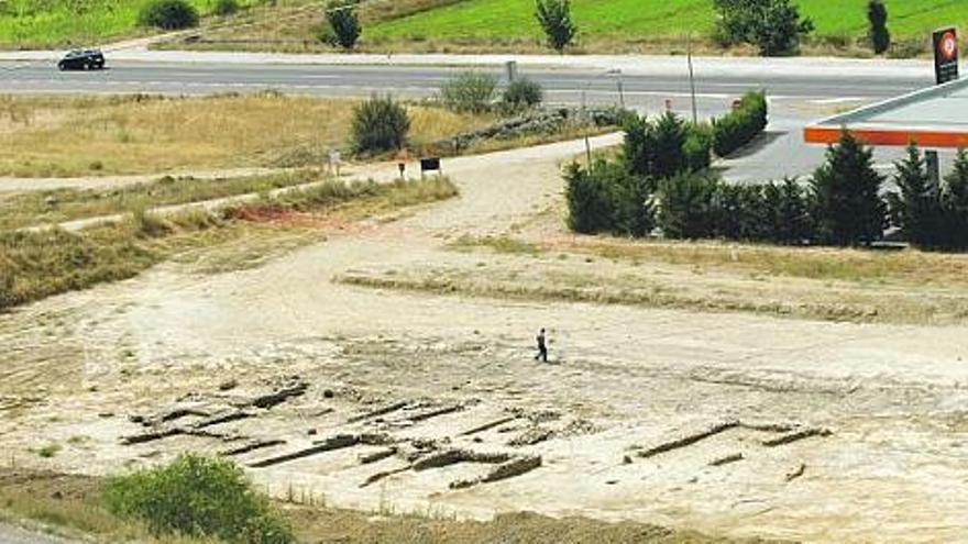 Sobre estas líneas, Óscar García, empleado de la Diputación de León, ante la última gran construcción puesta al descubierto en la parte alta de Lancia. A la izquierda, arriba, José Antonio Lozano, que trabaja en las labores de consolidación que se observan abajo. / miki lópez