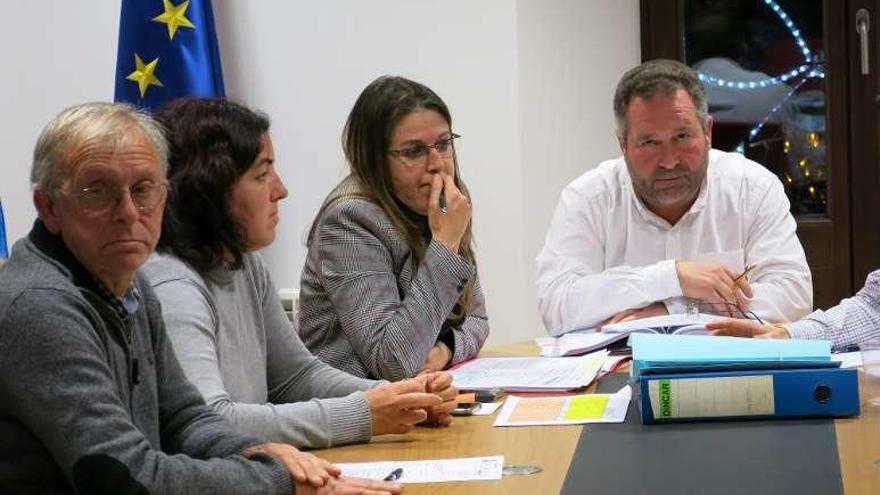 Los concejales del PSOE Francisco Jesús Menéndez, Patricia Vega y Sandra Cuesta, junto al alcalde, Rogelio Pando.