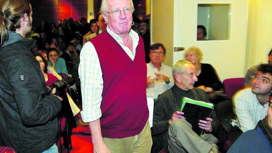 Robert Fisk, en el Instituto Británico de Barcelona, en 2006. | JOAN CORTADELLAS