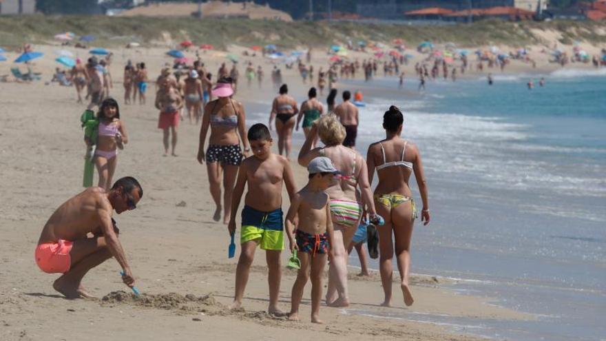 Las playas de la comarca estuvieron a tope durante todo el fin de semana. Ni siquiera la amenaza de tormenta o las tímidas precipitaciones pudieron disuadir a arousanos y visitantes. De este modo O Salnés y Ullán se sitúan en los primeros puestos de la parrilla de salida para una temporada turística prometedora.