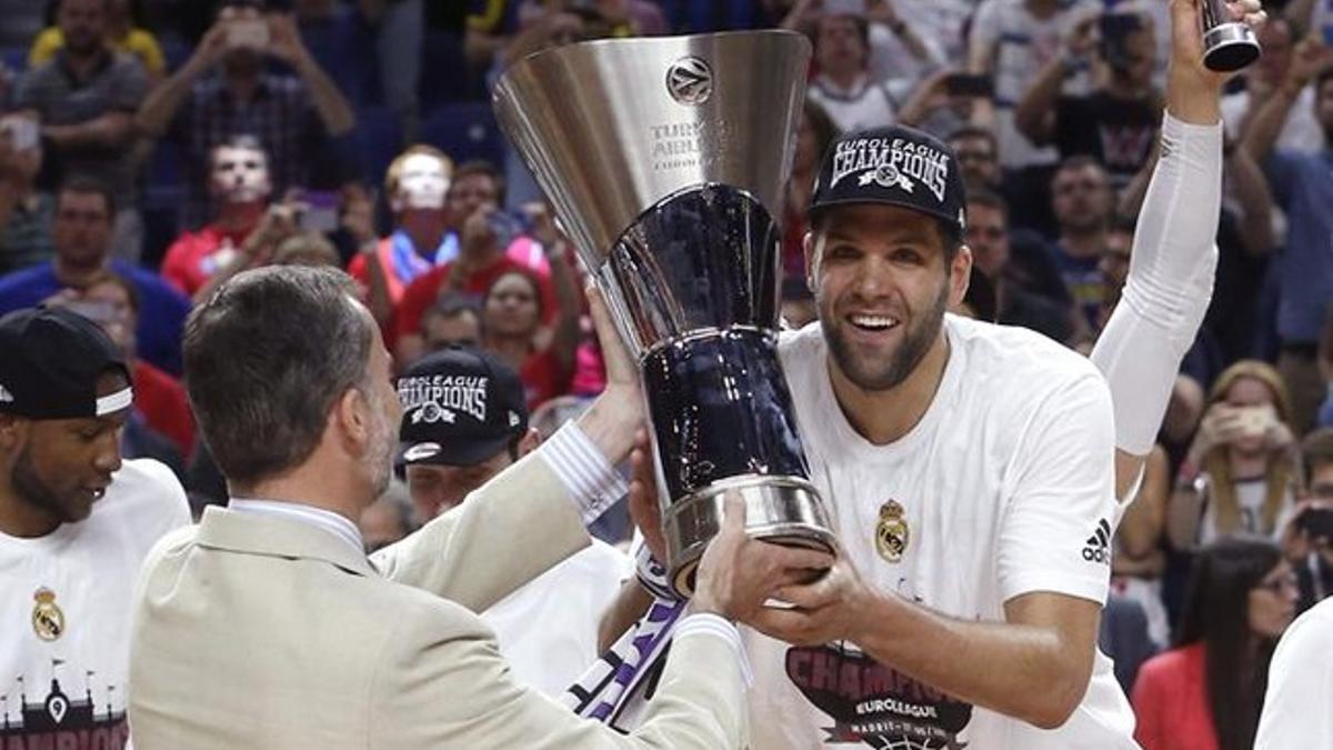 Felipe Reyes recogió el trofeo de la EuroLiga