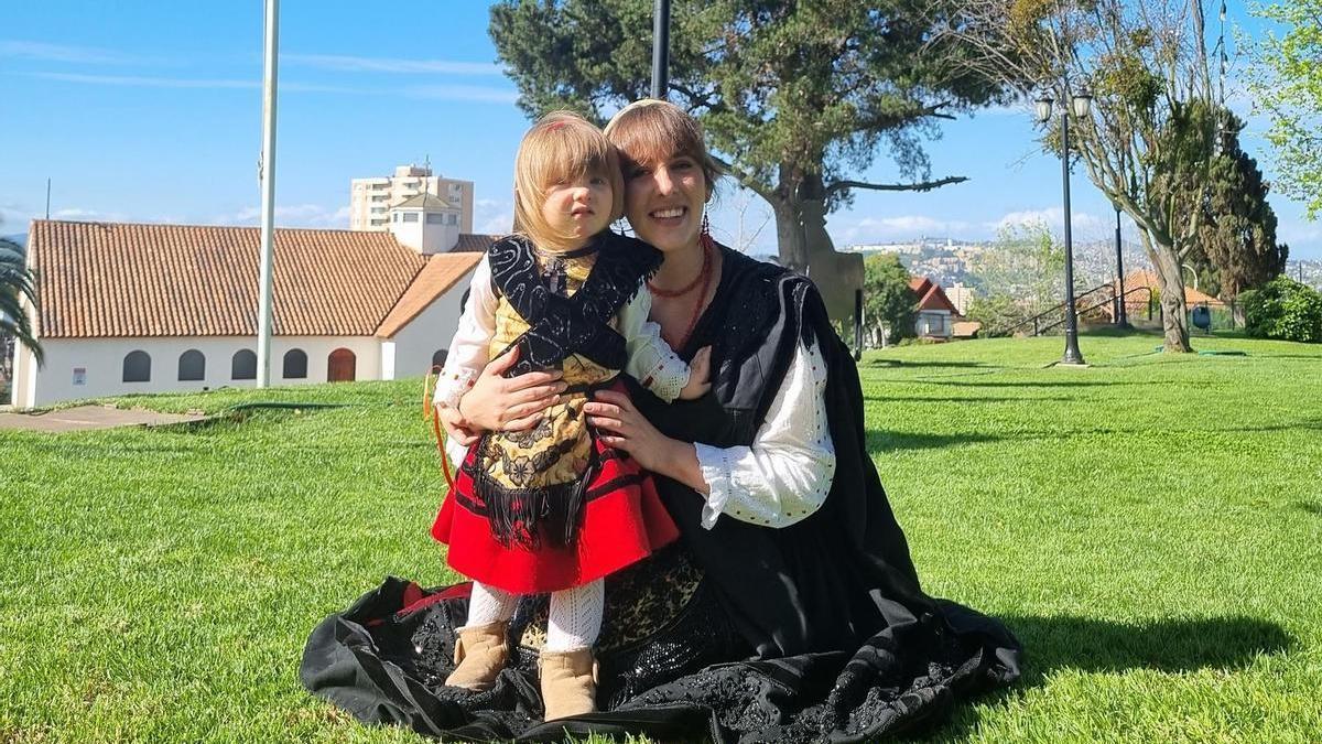 Xaviera González y su hija Cayetana, vestidas de asturianas, en el Estadio Español de Viña del Mar.