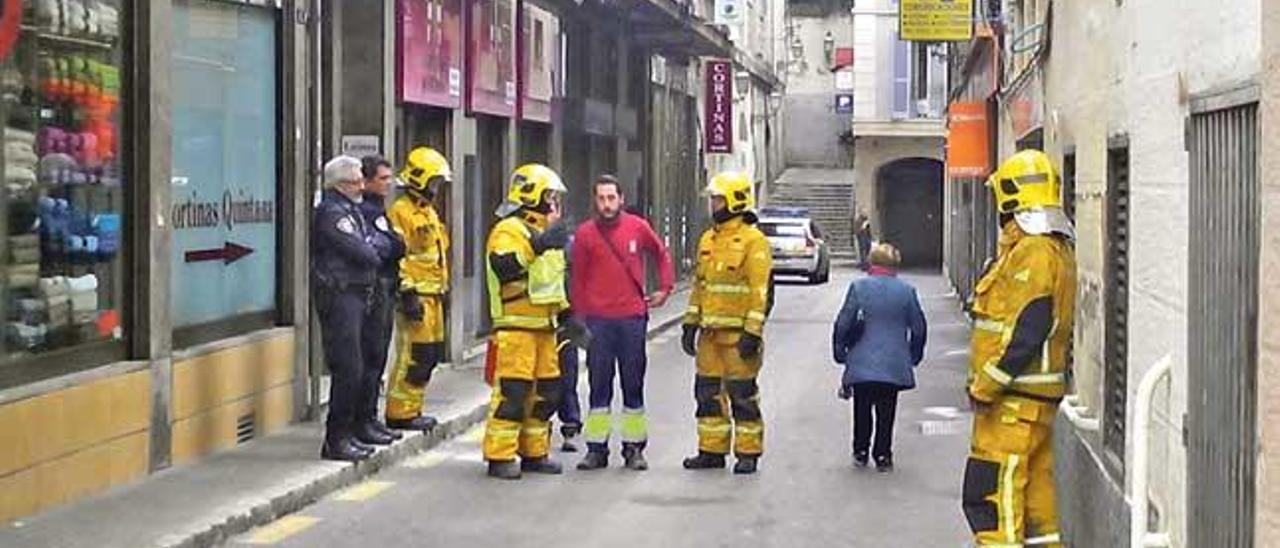 Los vecinos de la calle Oms detectaron un sospechoso olor a gas.