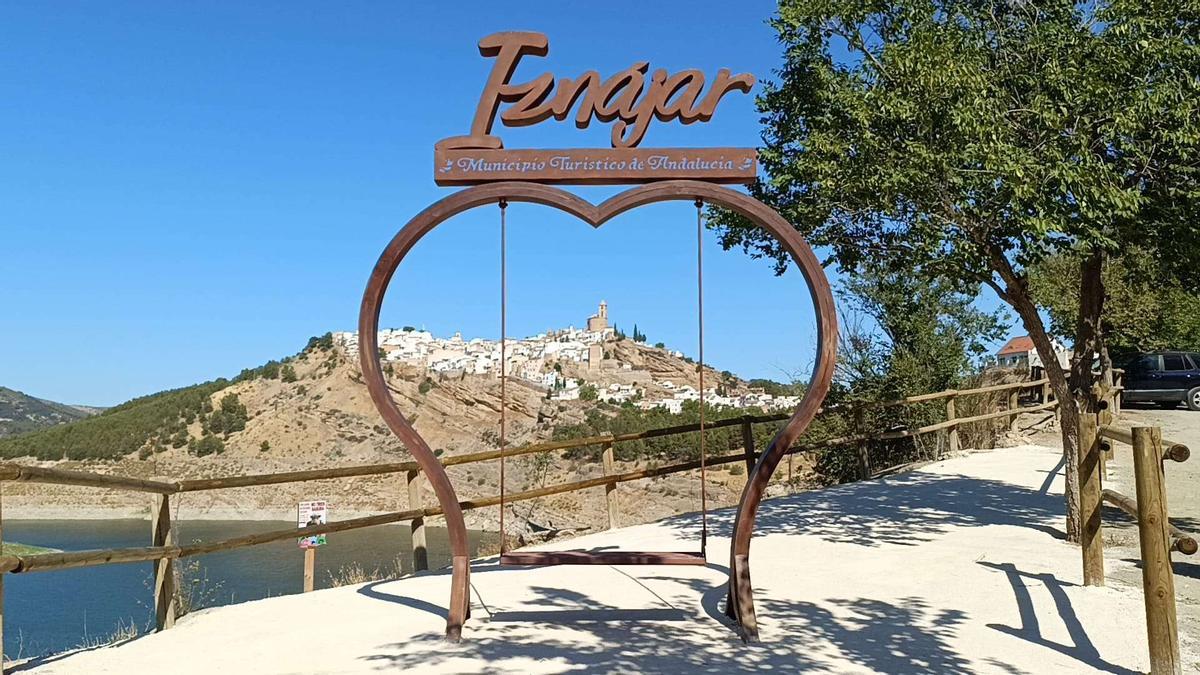 El columpio turístico de Iznájar, en una imagen de archivo.