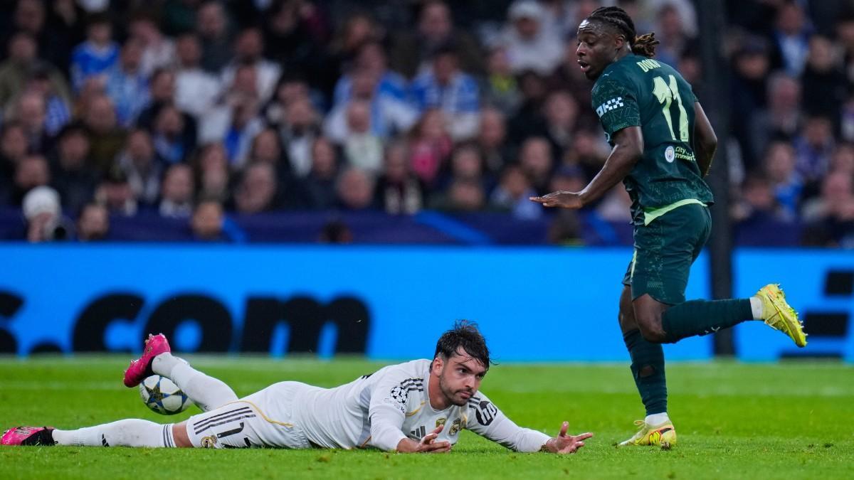 Asencio, ante Doku en el Bernabéu