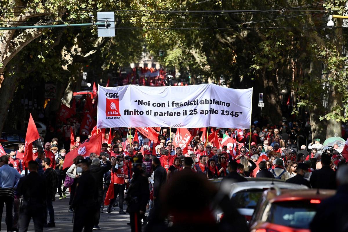 Milers de persones protesten a Roma per l’atac feixista al sindicat CGIL