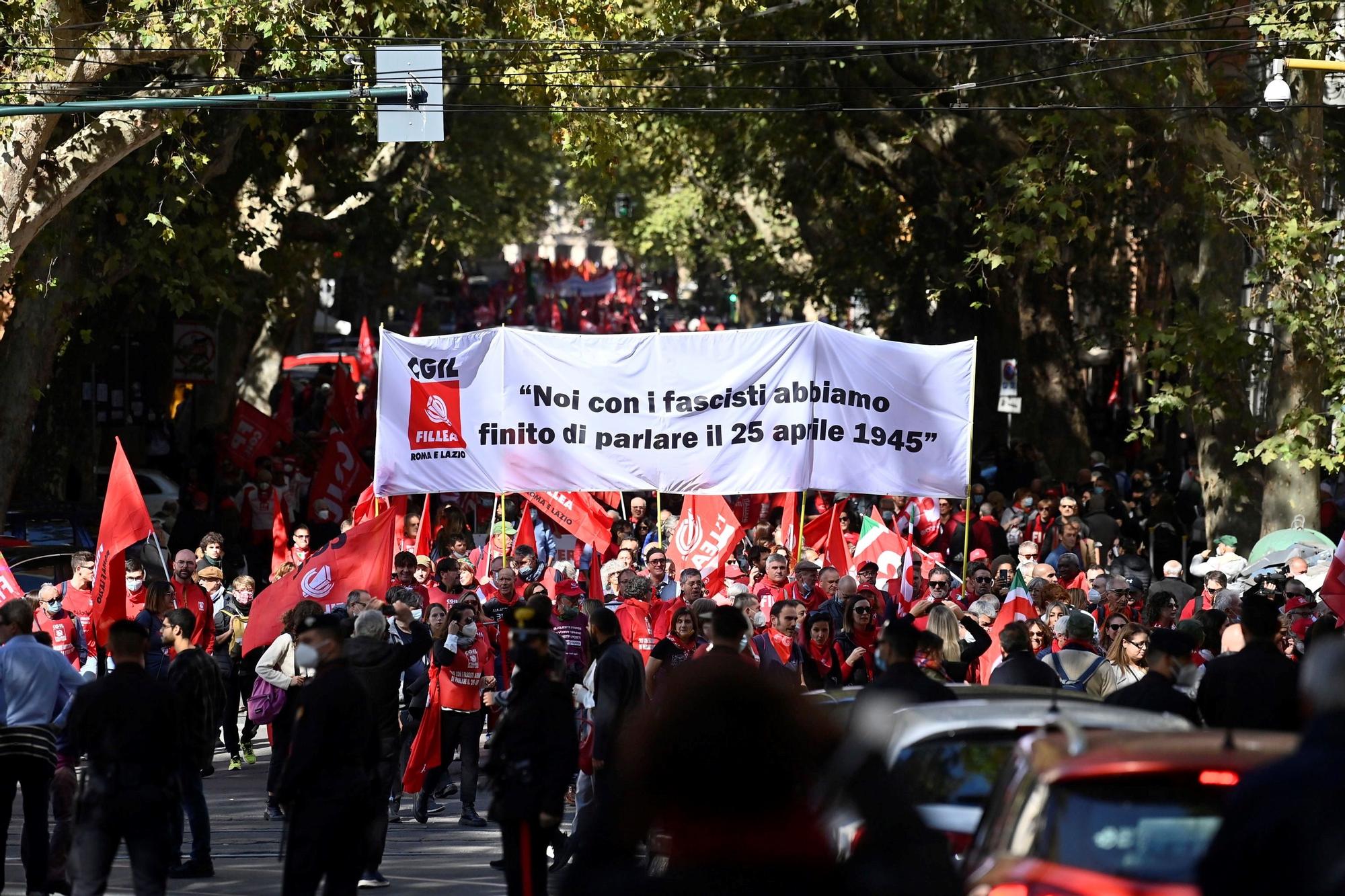 Manifestación en toma tras el ataque fascistas al sindicato mayoritario de Italia