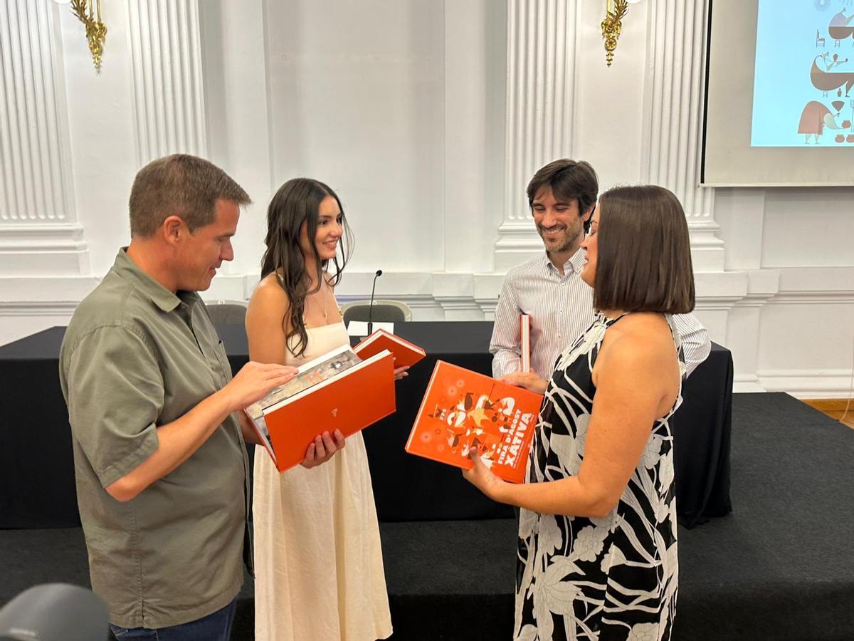 El alcalde de Xàtiva, la Reina de la Fira, el coordinador del Llibre y la regidora Maria Beltrán.