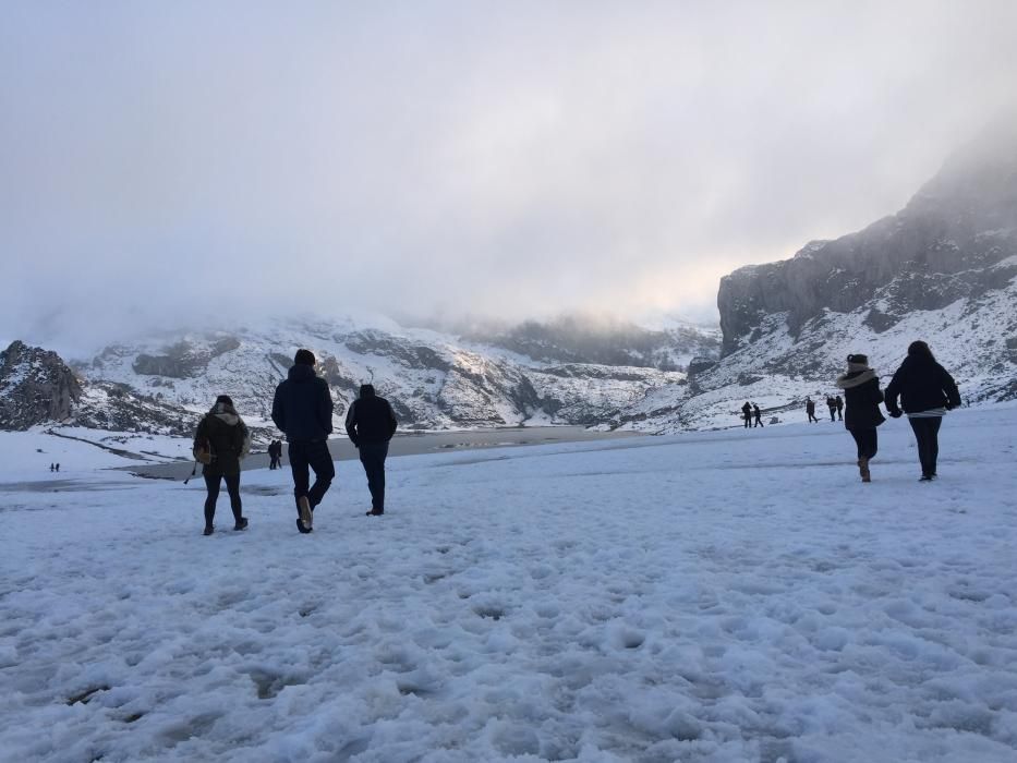 Turistas caminando sobre el lago Ercina