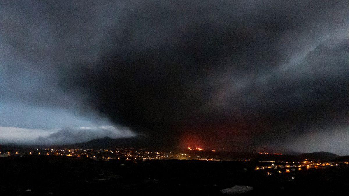 Panorámica de La Palma con el volcán al fondo.