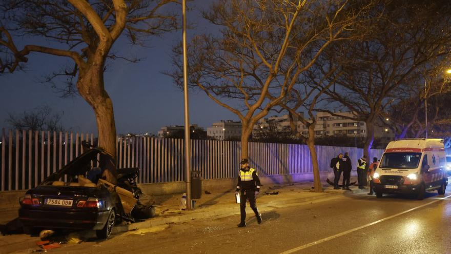 FOTOS │ Un joven de 20 años muere y una mujer herida muy grave en dos accidentes de tráfico la víspera de Navidad en Palma