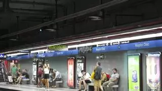 El metro de Barcelona prueba ventiladores de techo en la estación dónde hace más calor cada verano