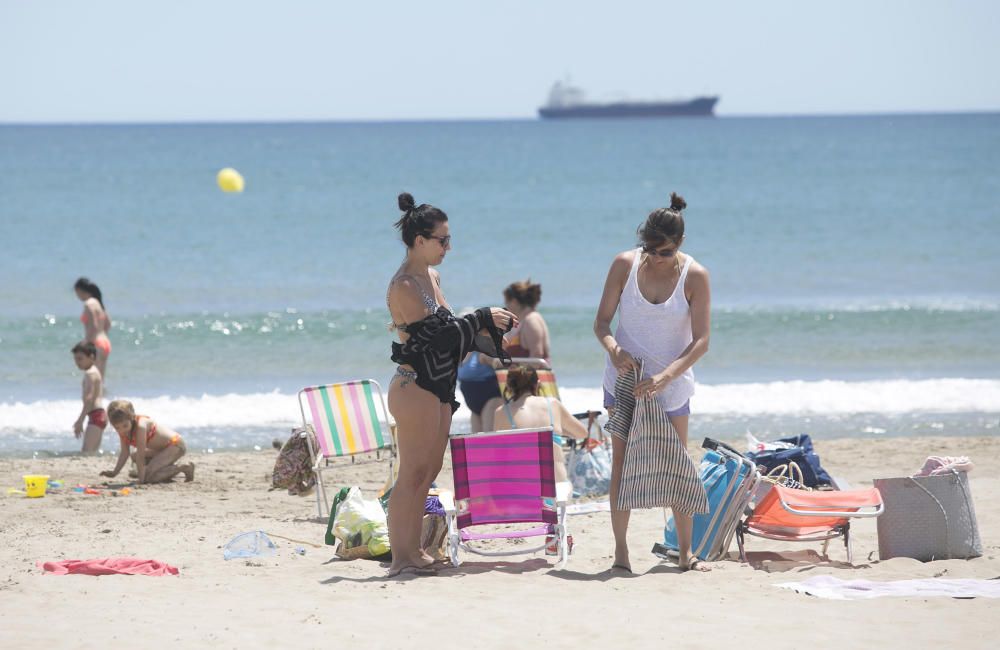 Día de playa con el termómetro cerca de los 30º en Castelló