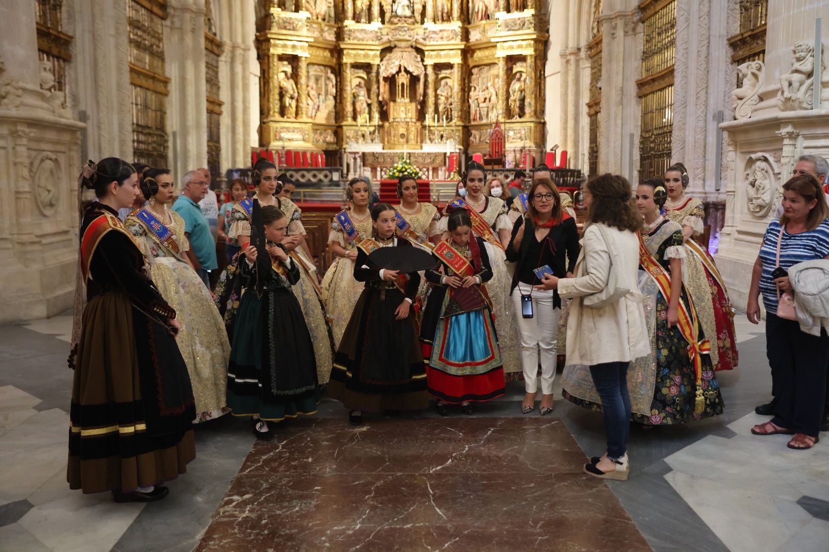 Carmen, Nerea y la corte en Burgos: Catedral, Bajada de Peñas y Ofrenda