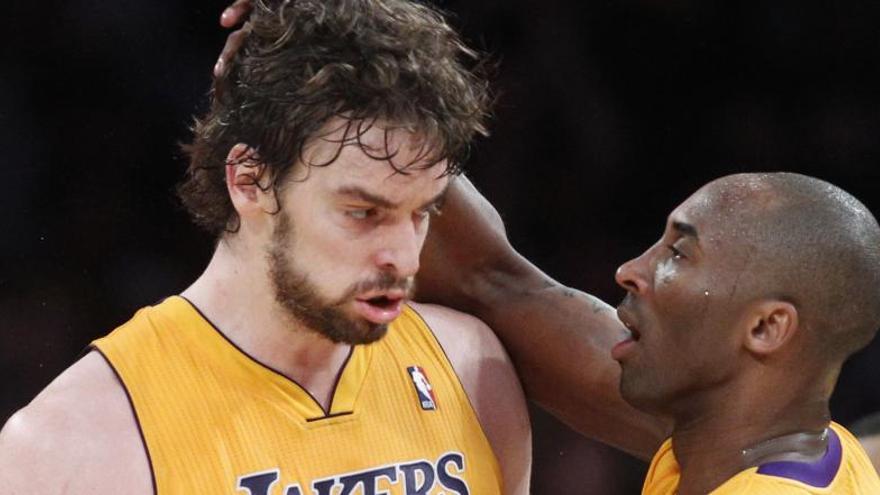 Gasol y Bryant en un partido con los Lakers en 2012.