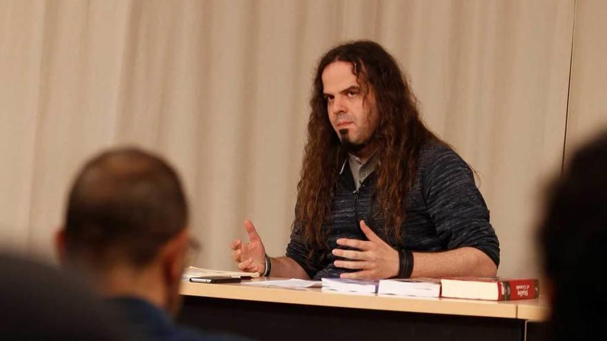 Santiago Armesilla, ayer por la tarde, durante la lección que dio en la Escuela de Filosofía de Oviedo.