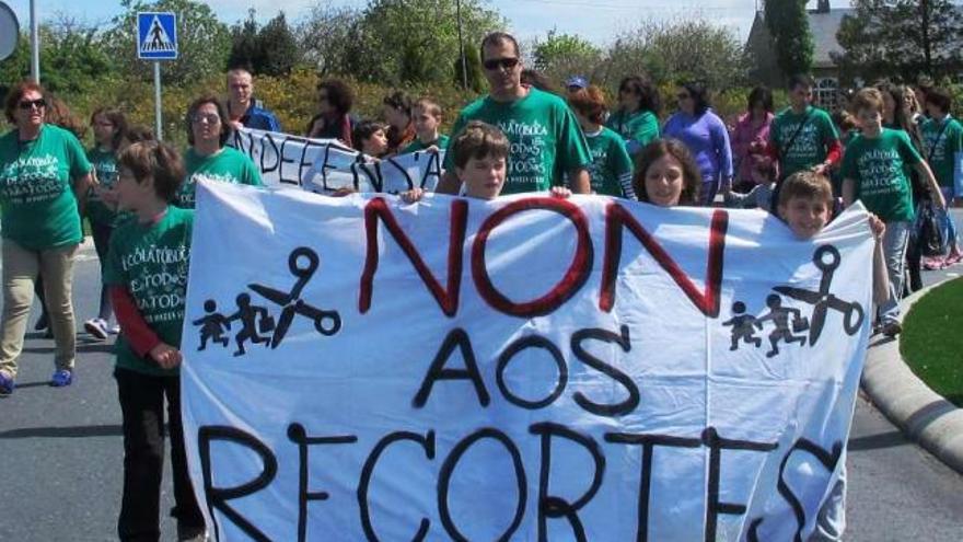 Un momento de la manifestación de ayer, en la rotonda de Os Regos. / la opinión