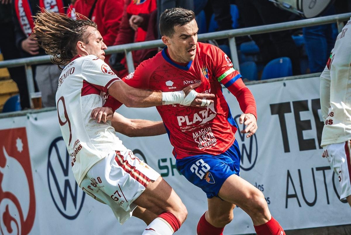 Manel Royo disputa un balón con un jugador del Real Murcia.