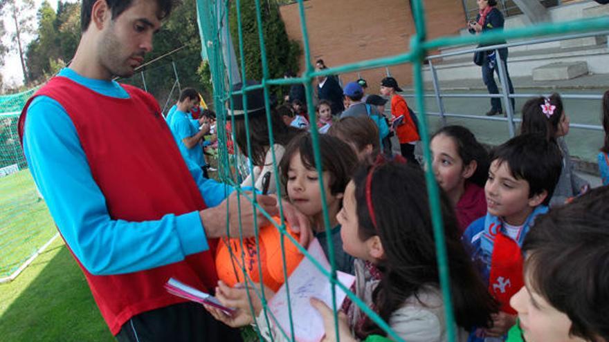 Oubiña, con niños de un colegio de As Neves. / R.Grobas