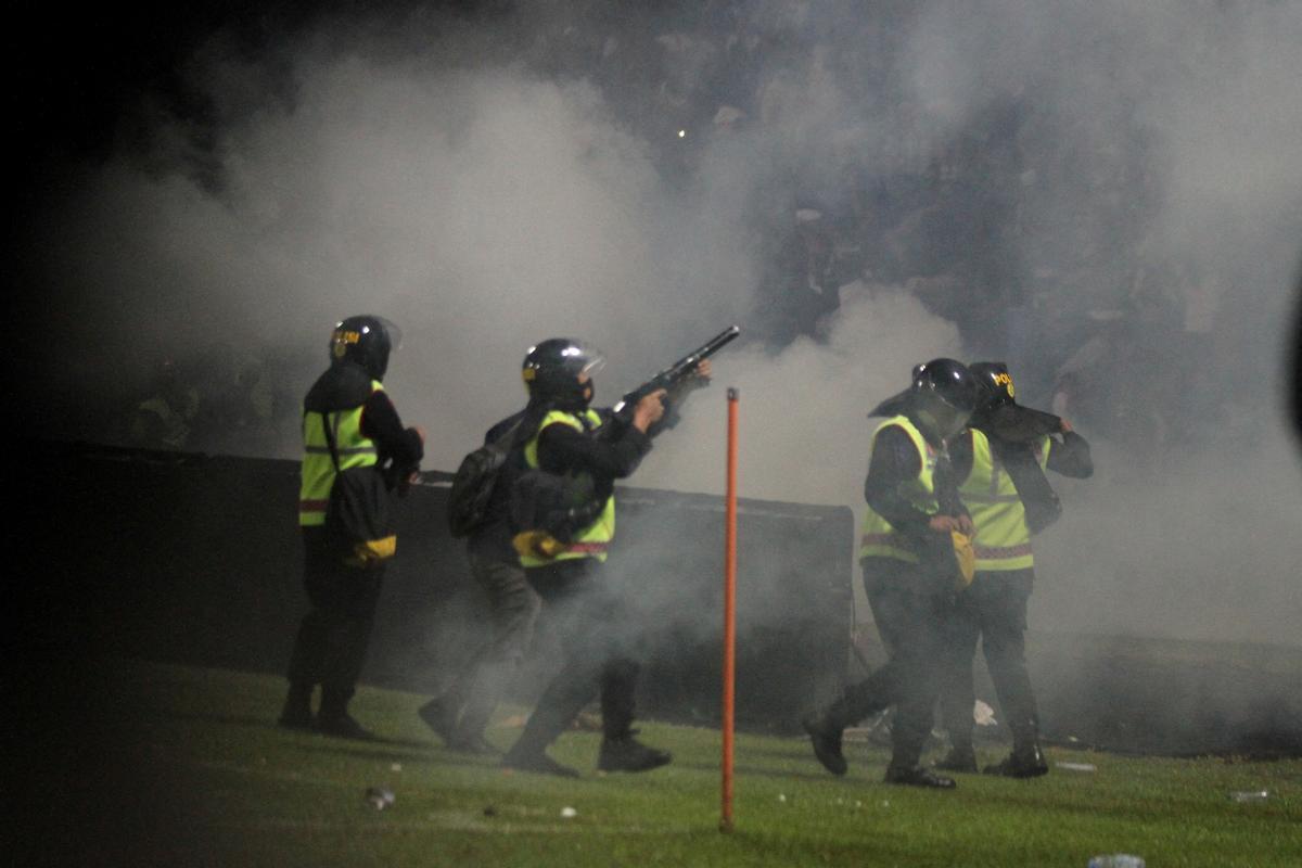 Las imágenes de la trágica avalancha que ha dejado decenas de muertos en un estadio de fútbol en Indonesia