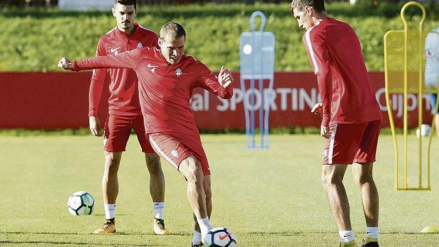 Bergantiños conduce el balón entre Sergio y Scepovic.