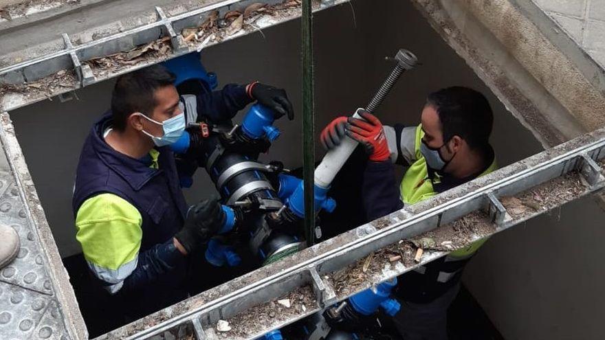 Instalación de los sensores en una tubería de la calle Joaquín Navarro de València