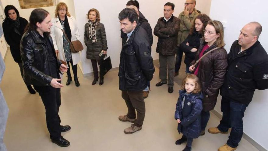 Casares, con trabajadores municipales en una visita a las obras del viejo consistorio. // Bernabé/Gutier