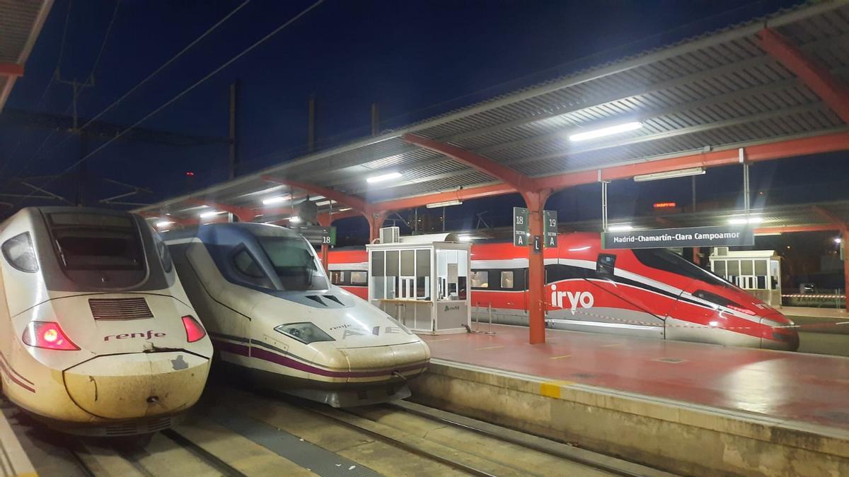 Trenes de Renfe e Iryo en la estación de Madrid-Chamartín