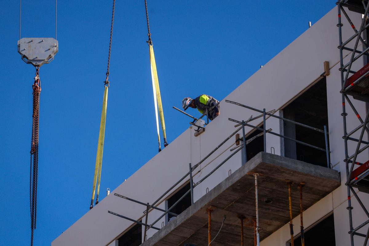 Edificio de viviendas en construcción en la zona de Huerta Santa Isabel de la capital cordobesa.