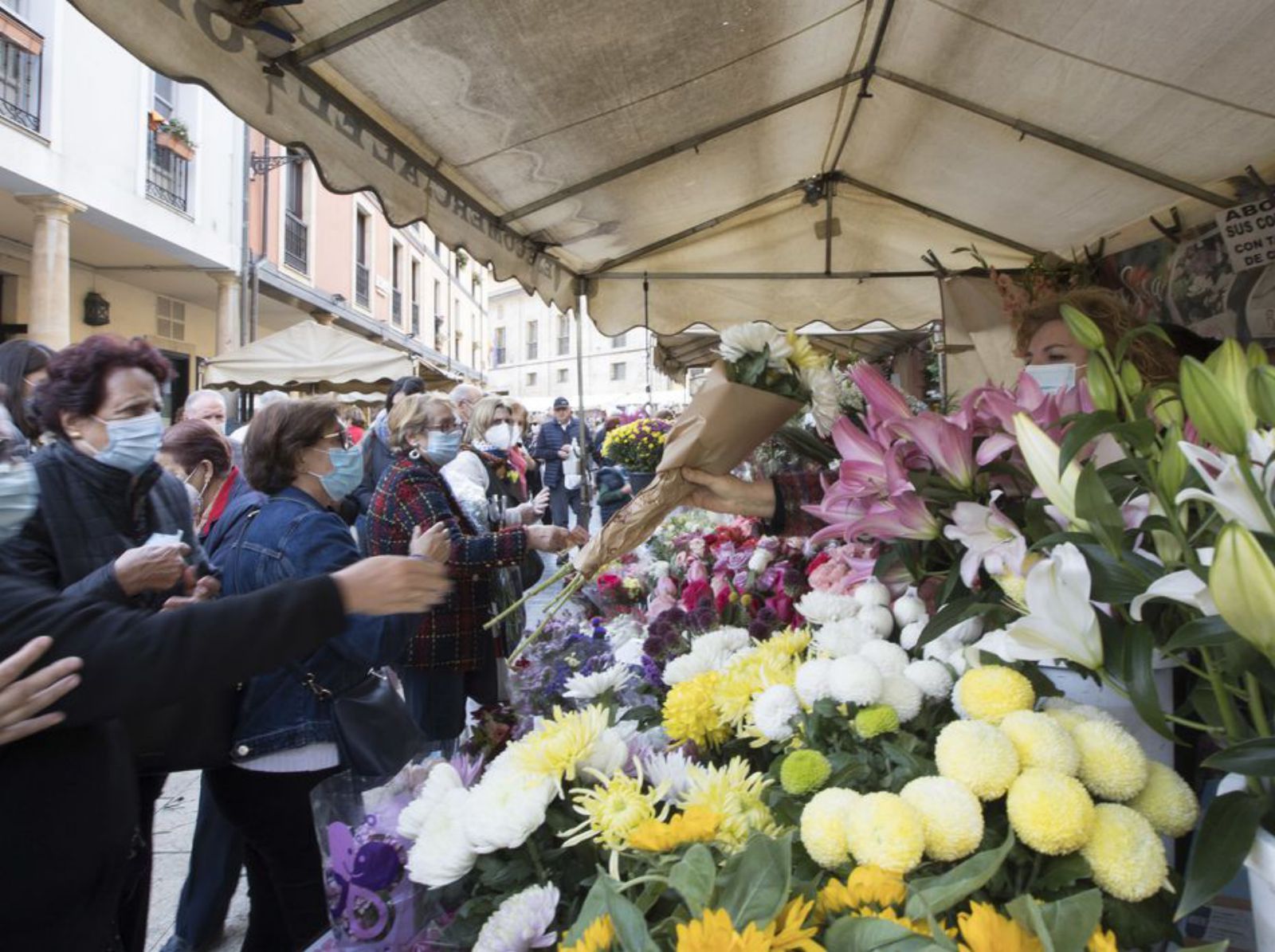 Sara Simón vende un ramo en el mercado del Fontán. | Miki López