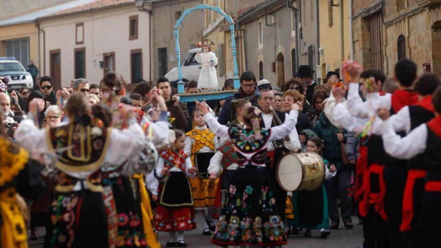 Los danzantes bailan de espaldas en honor al niño Jesús, en Venialbo. | J. L .F.