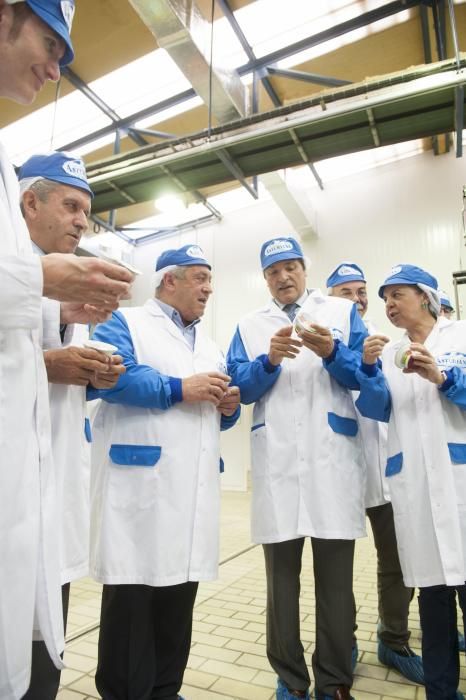 Visita de Javier Fernández a las instalaciones de Central Lechera Asturiana