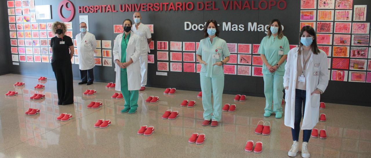 Los zuecos rojos en el Hospital del Vinalopó de Elche por el 25-N.