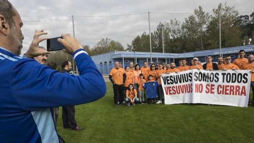 Aboumrad toma una foto de los trabajadores de Vesuvius, ayer, en El Requexón.