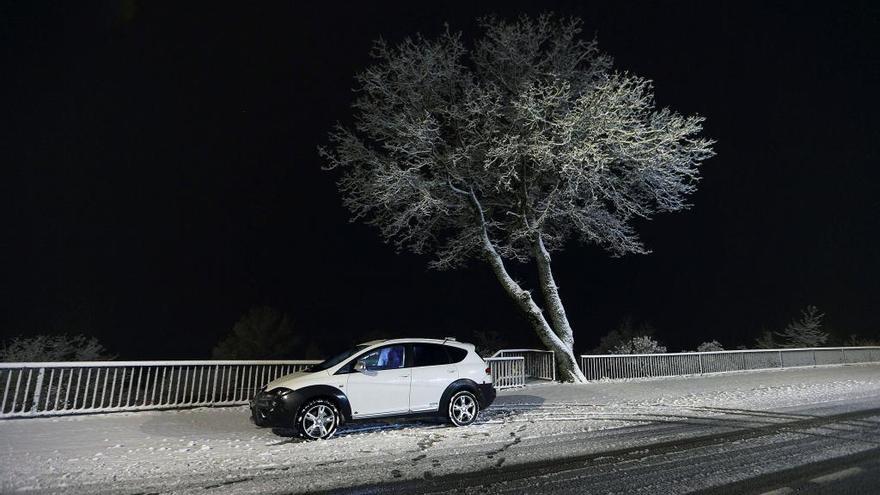 Nieve en la A-52 a su paso por el alto de A Canda (Ourense).