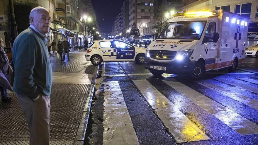 Herido grave en Oviedo un hombre de 89 años atropellado en un paso de cebra