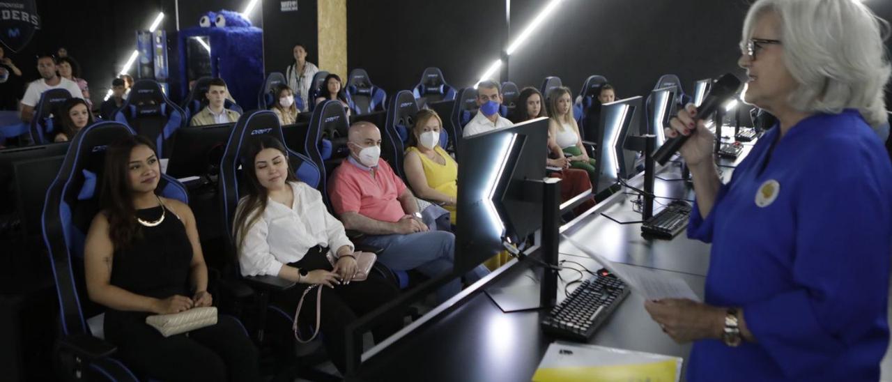 La directora de la Escuela Europea, Charo Gómez Haces, dirigiéndose a los alumnos durante la graduación celebrada ayer en el MadLab del Vasco. | Fernando Rodríguez