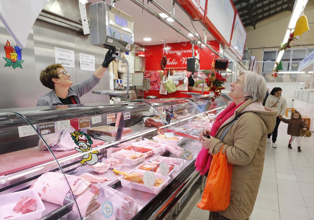 Gente comprando en el mercado de Teis. 2 enero 2023. Ricardo Grobas